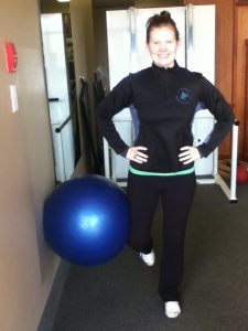 Good hip stabilization, good posture, ball supported by bent knee